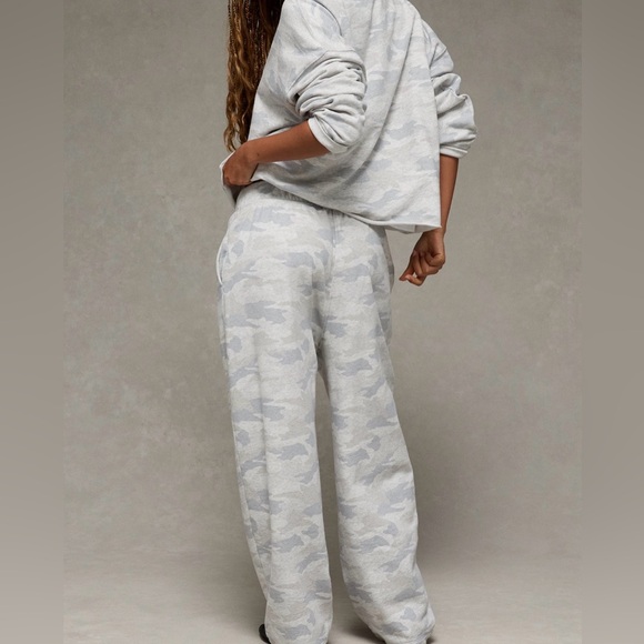 American Eagle Every Day Luxe Barrel Sweatpants in Gray Camo Size Large - Picture 2 of 12